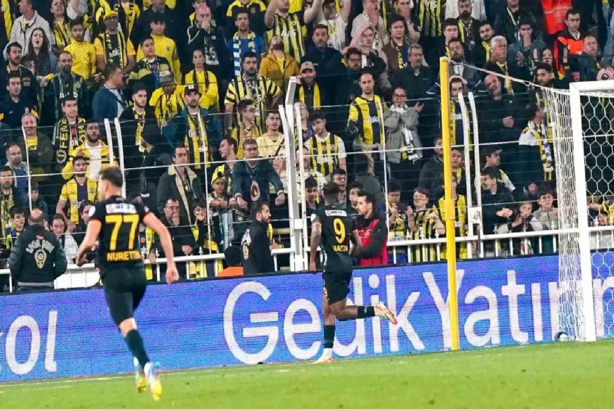 Fenerbahçe Taraftarı Yönetimi İstifaya Davet Etti
