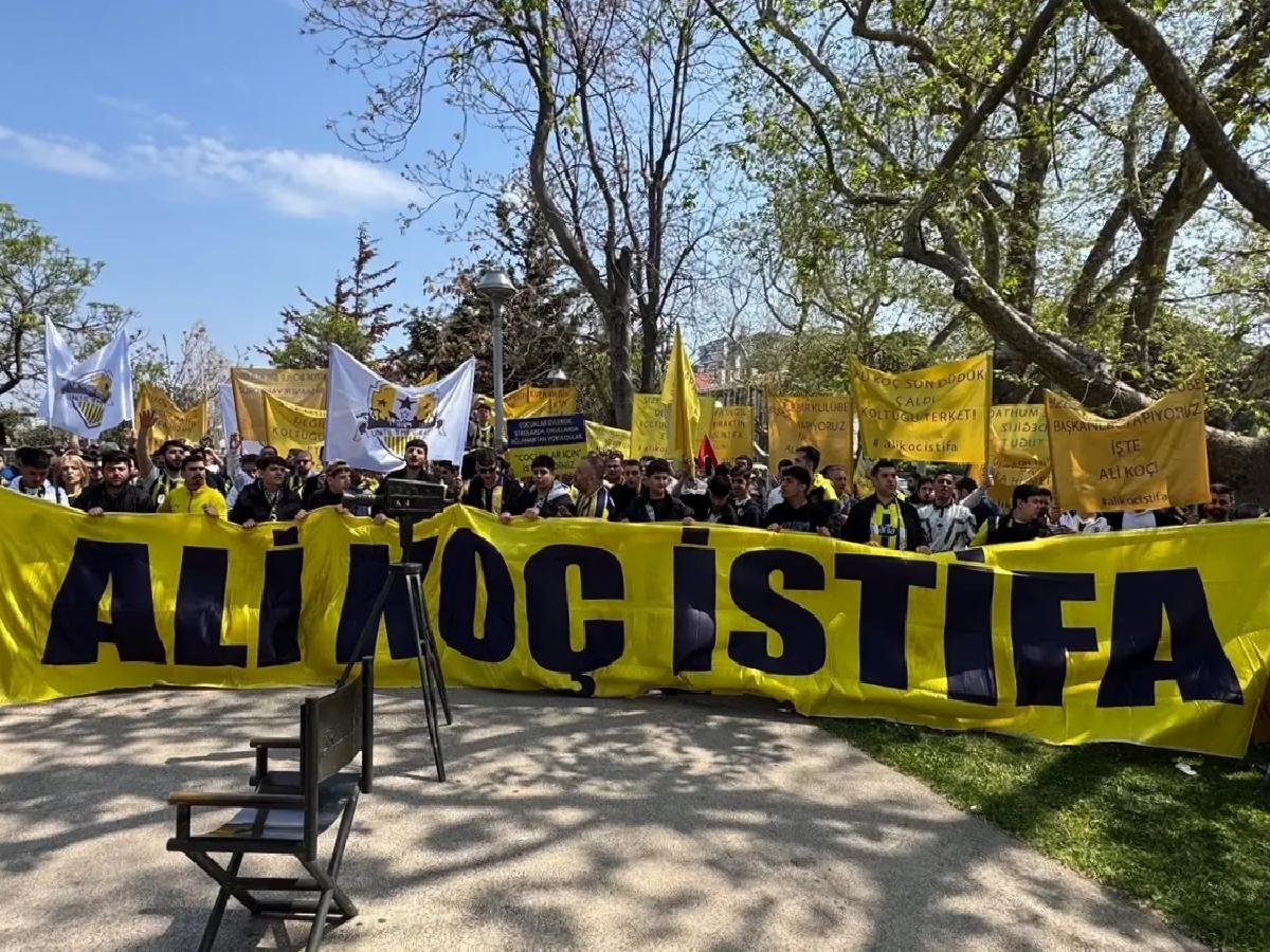 Fenerbahçeli Taraftarlardan İstifa Çağrısı