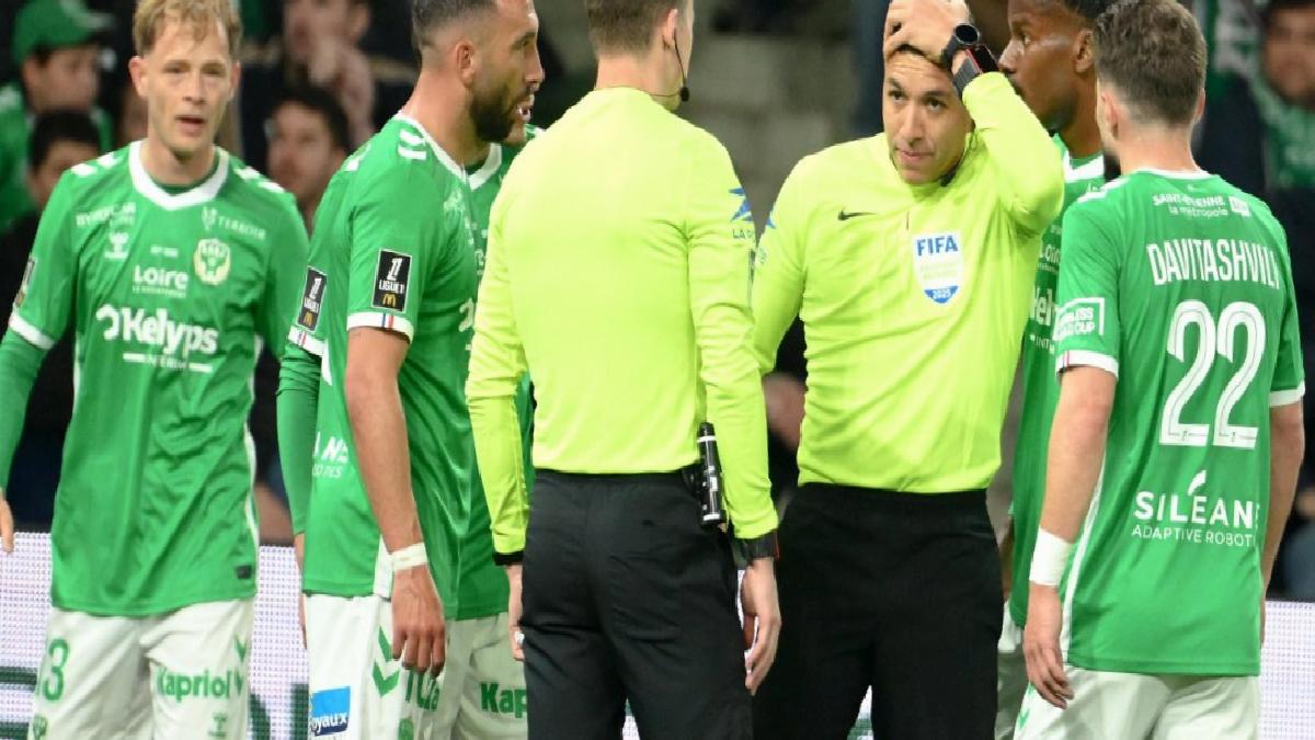 Fransa’da şaşkına çeviren olay: Hakeme tribünden mermi attılar