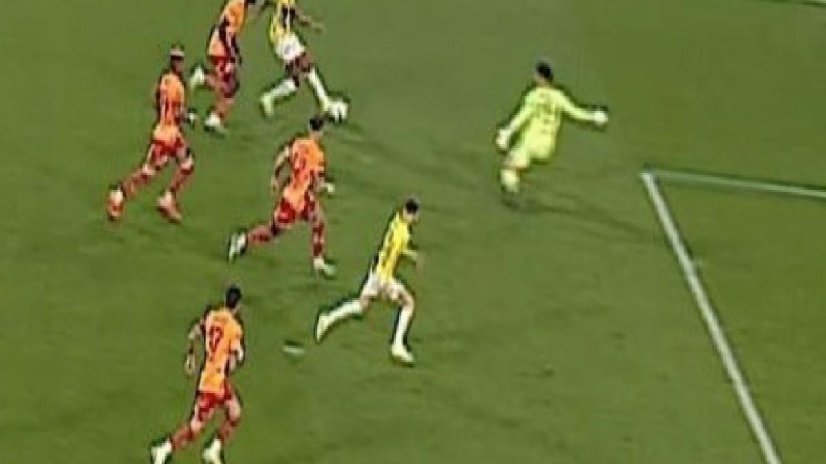 Galatasaray ofsayt bekledi: Derbide ilk yarı bitmeden bir gol daha geldi