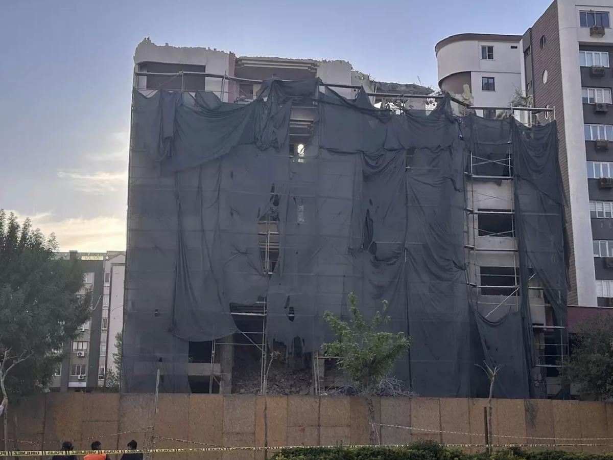 Gaziantep’te ağır hasarlı bina yıkımında çökme meydana geldi