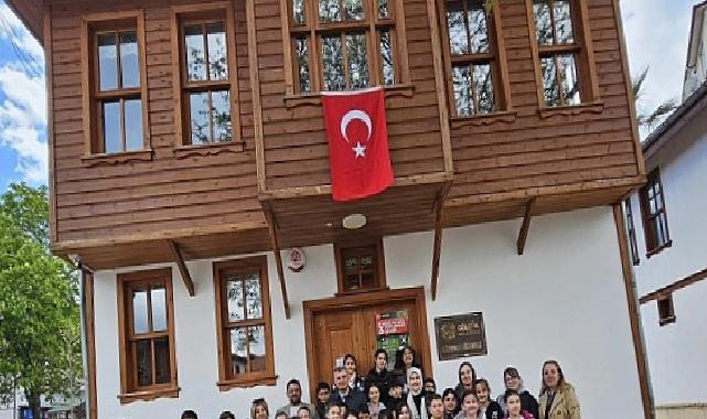 Gölcük Belediye Başkanı Ali Yıldırım Sezer, Gölcük’te en çok kitap okuyan öğrencileri ödüllendirdi