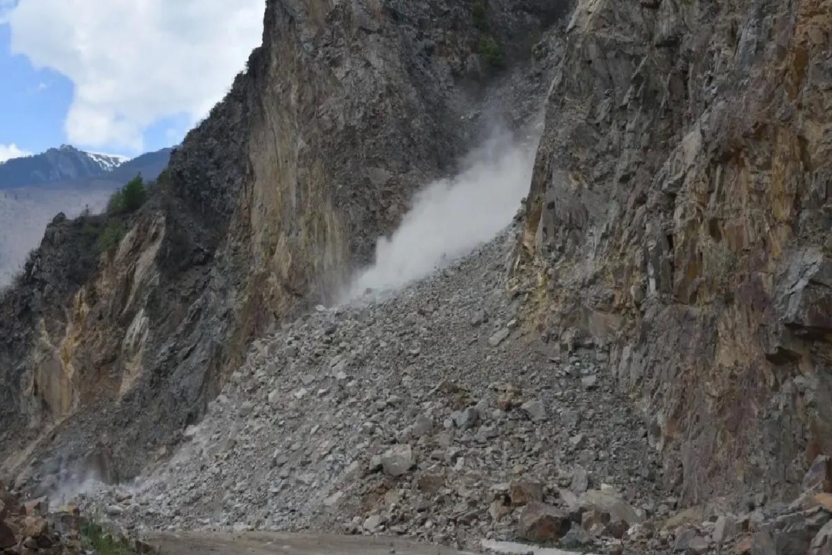 Gümüşhane-Giresun Yolu Heyelan Nedeniyle Kapalı
