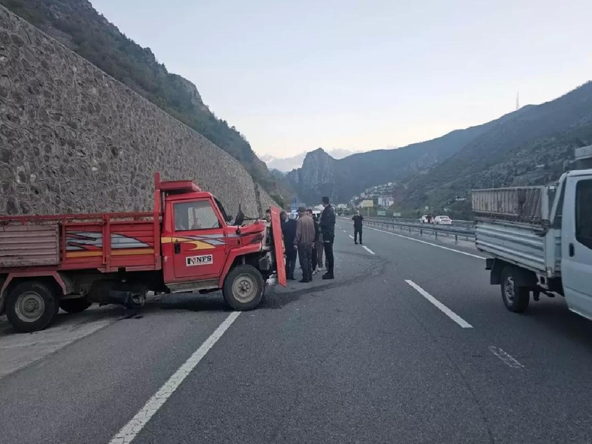 Gümüşhane’de Kamyonet Kaza Yaptı