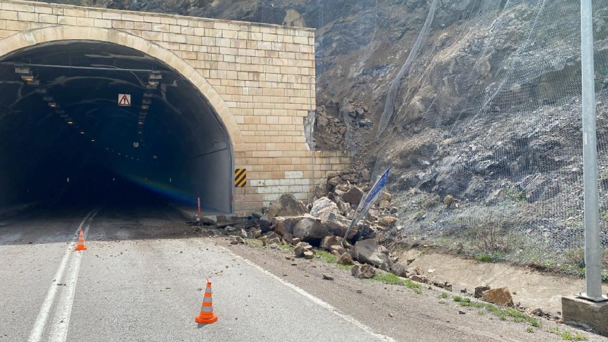 Gümüşhane’de tünel çıkışında heyelan yolu kapattı