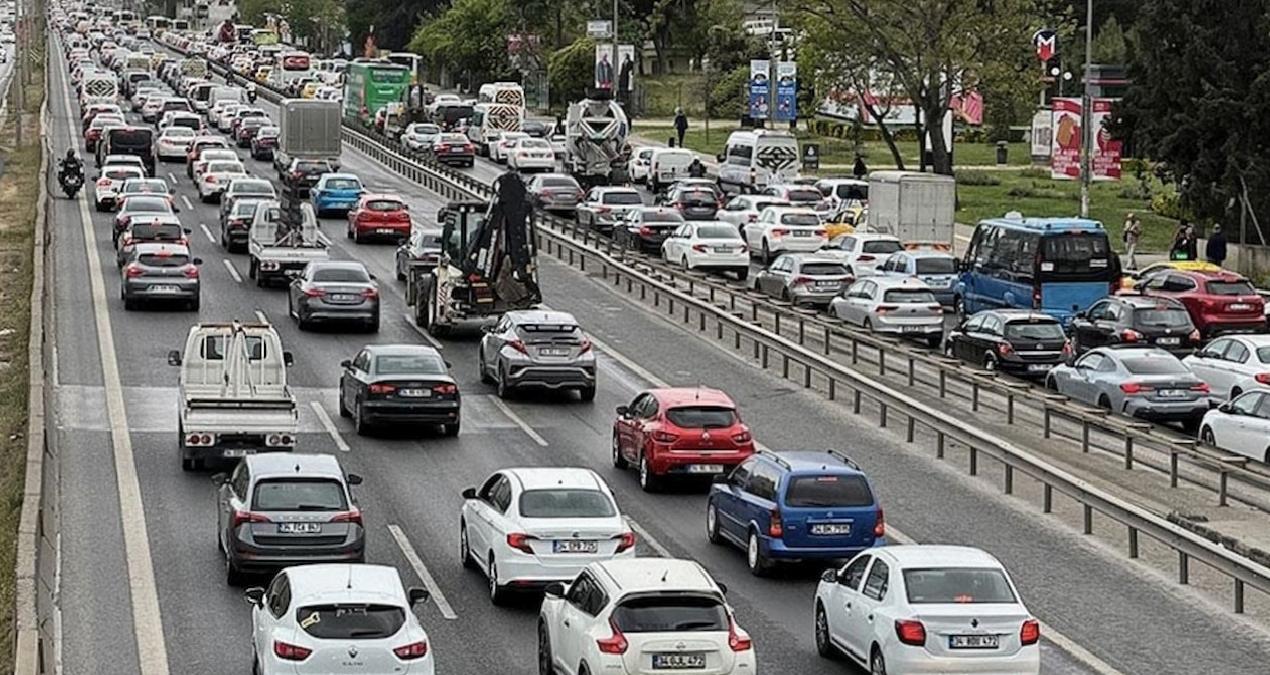 Haftanın son iş gününde trafik tıkanmaya başladı!