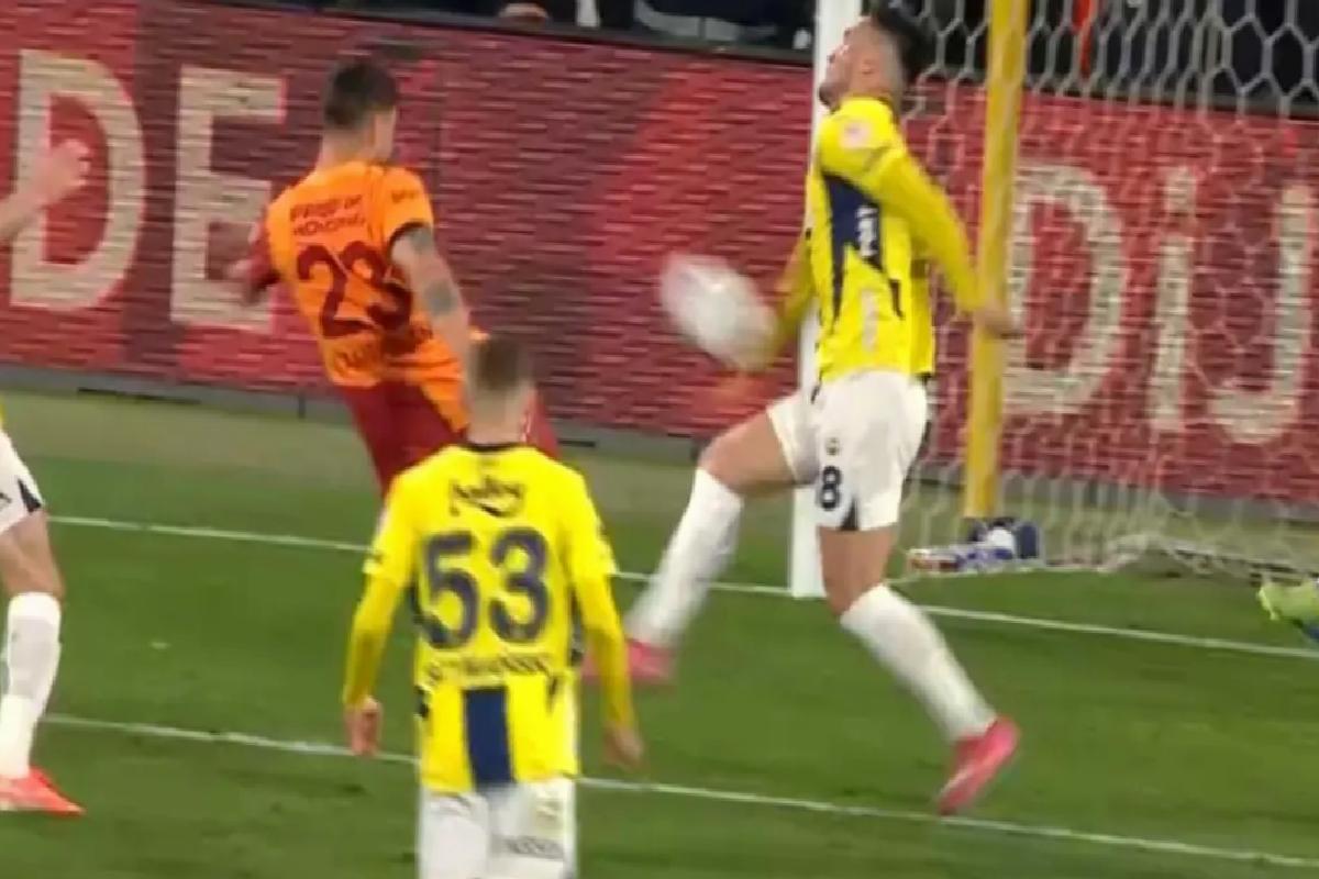 Hakemi VAR uyardı! İşte Galatasaray’ın Fenerbahçe derbisinde penaltı kazandığı pozisyon
