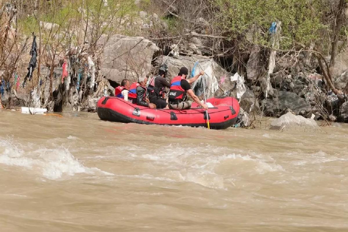 Hakkari’de 4 Kişi Zap Suyu’nda Mahsur Kaldı