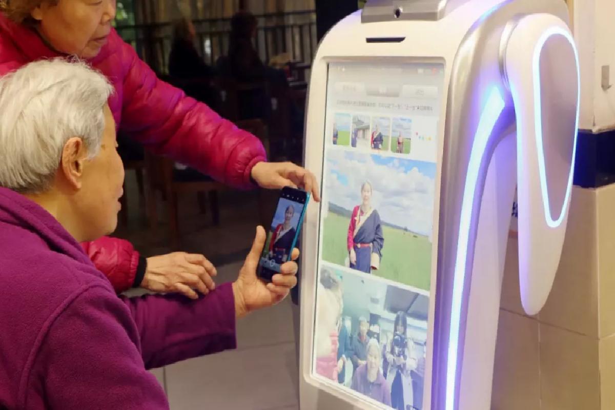 Huzurevinde Duygusal Destek Robotu: Peipei