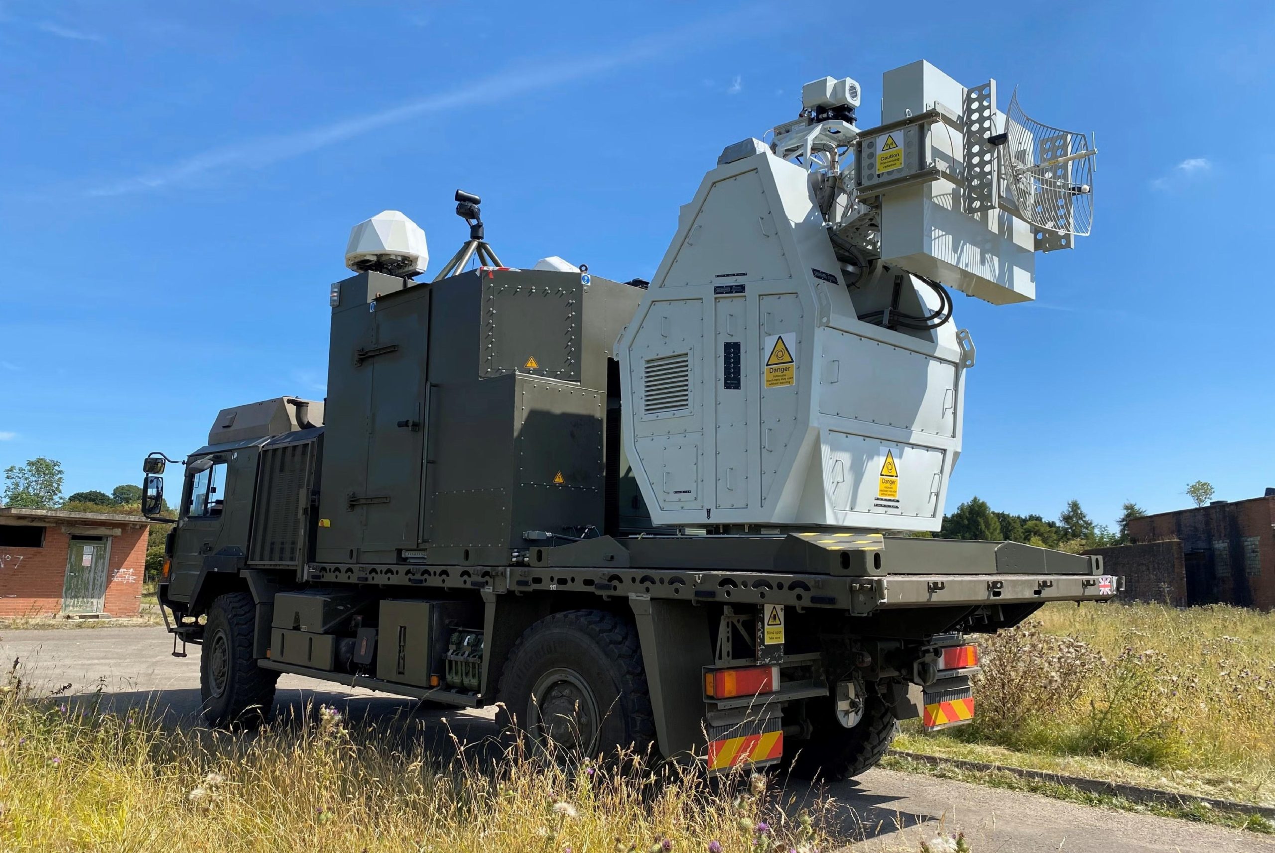 İngiltere, yeni nesil enerji silahı ile dron sürülerini tek seferde avlıyor