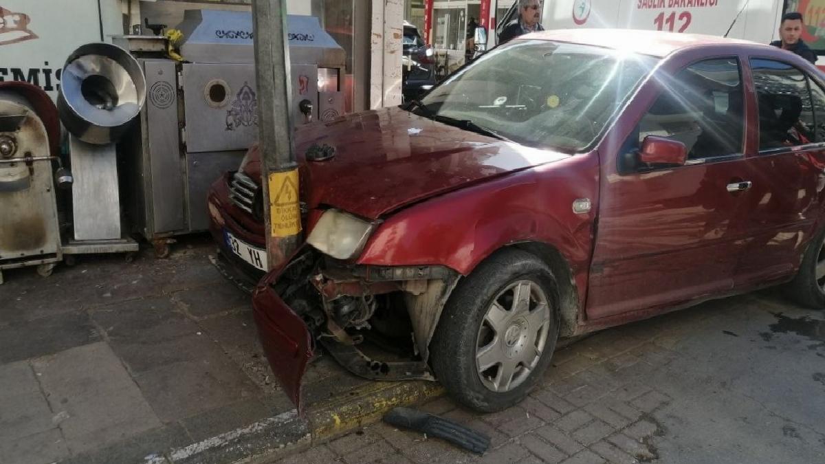 Isparta’da ara sokaktan çıkan ticari araç otomobile çarptı