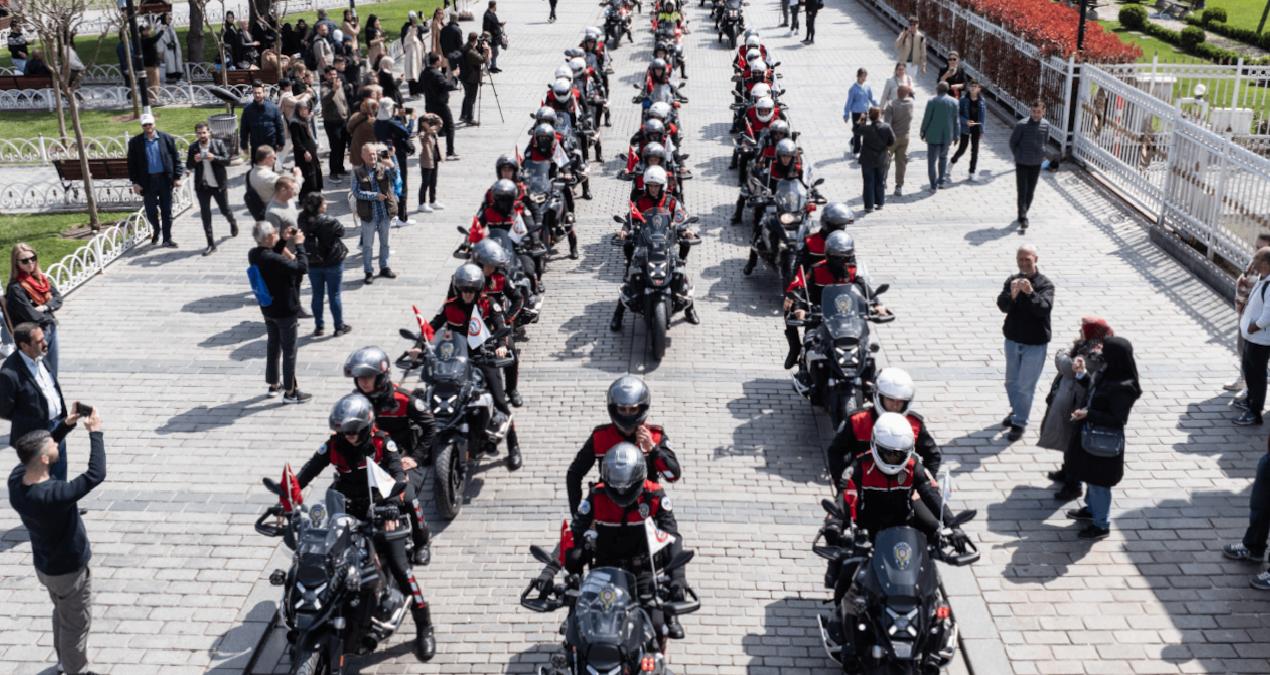 İstanbul polisleri 170 araçlık kortejle kenti dolaştı
