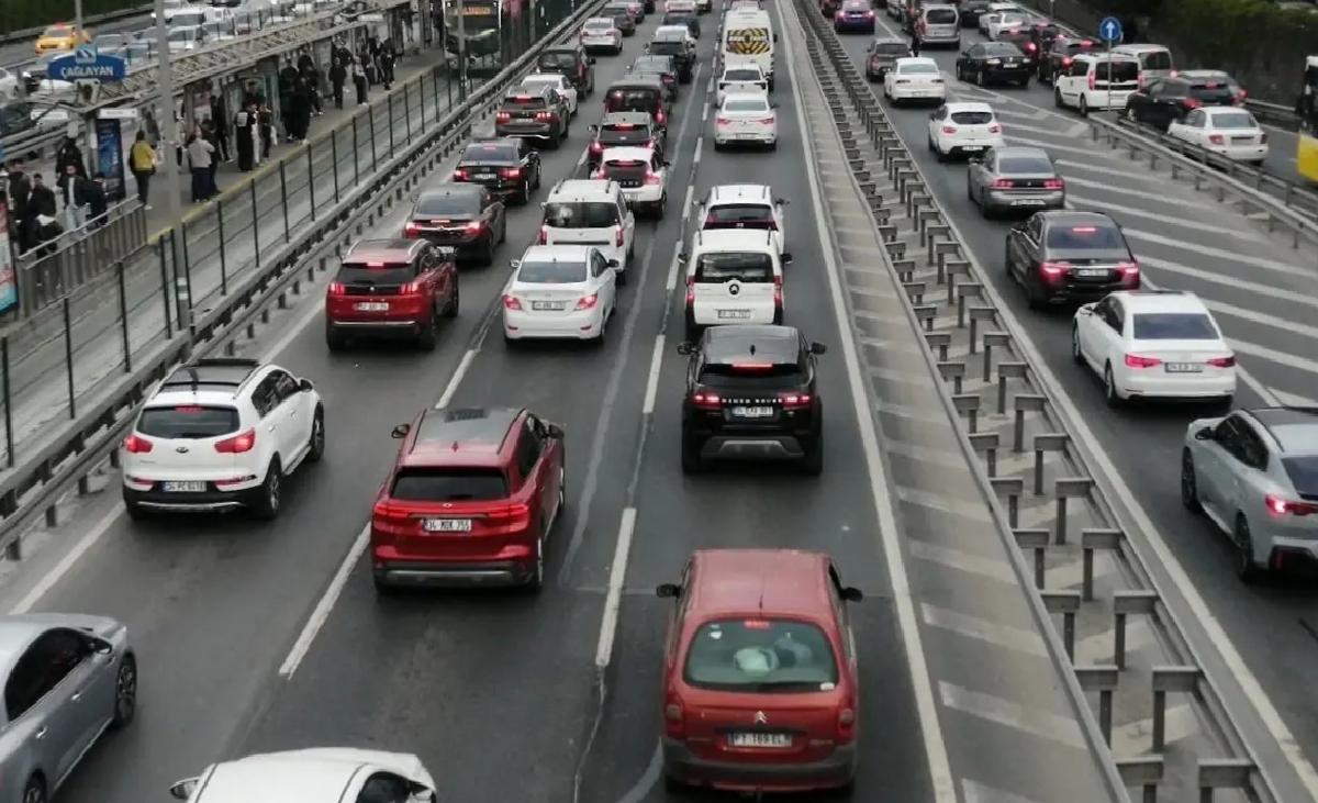 İstanbul’da akşam saatlerinde trafik yoğunluğu yaşanıyor