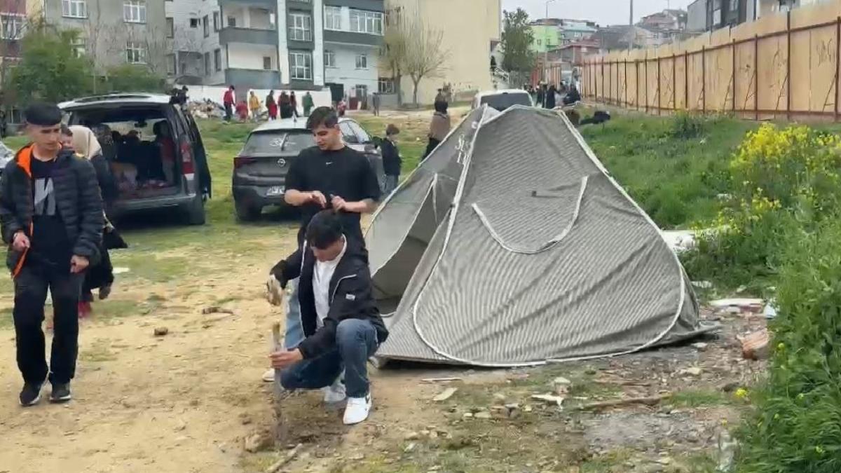 İstanbul’da deprem sonrası vatandaşlar parkta çadır kurdu
