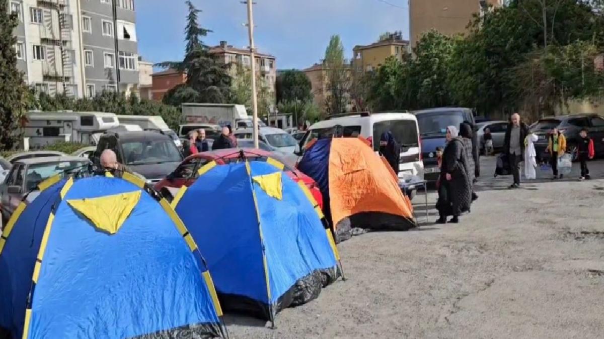 İstanbul’da depremin ardından parklarda çadır hazırlığı