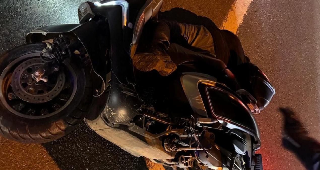 İstanbul’da hafif ticari aracın çarpıp kaçtığı motosikletli ağır yaralandı