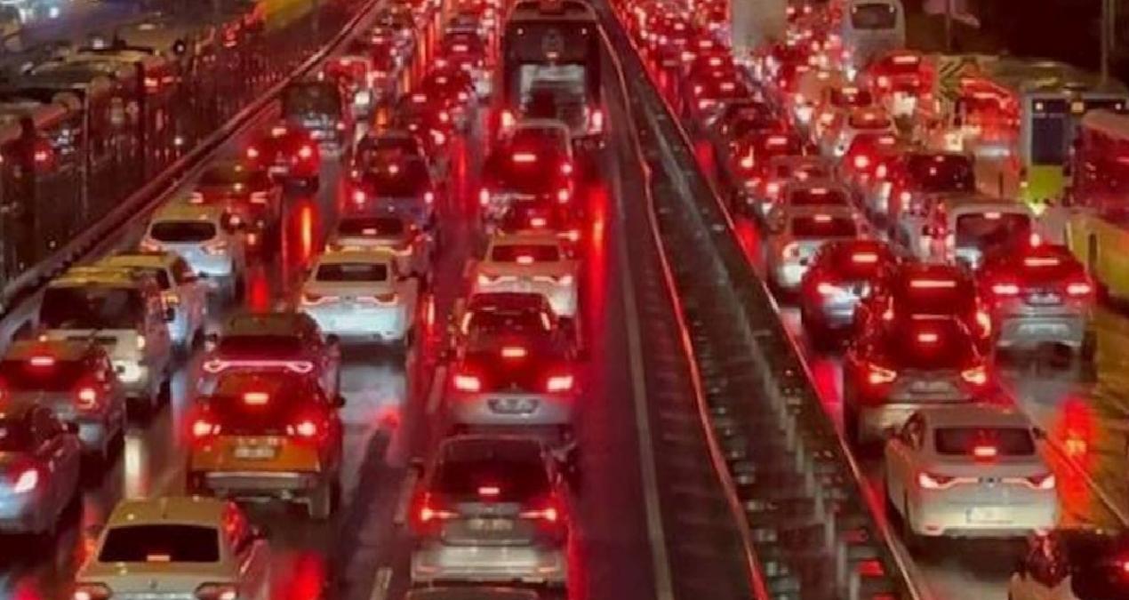 İstanbullular dikkat!   Bu yol 12 saat trafiğe kapalı olacak