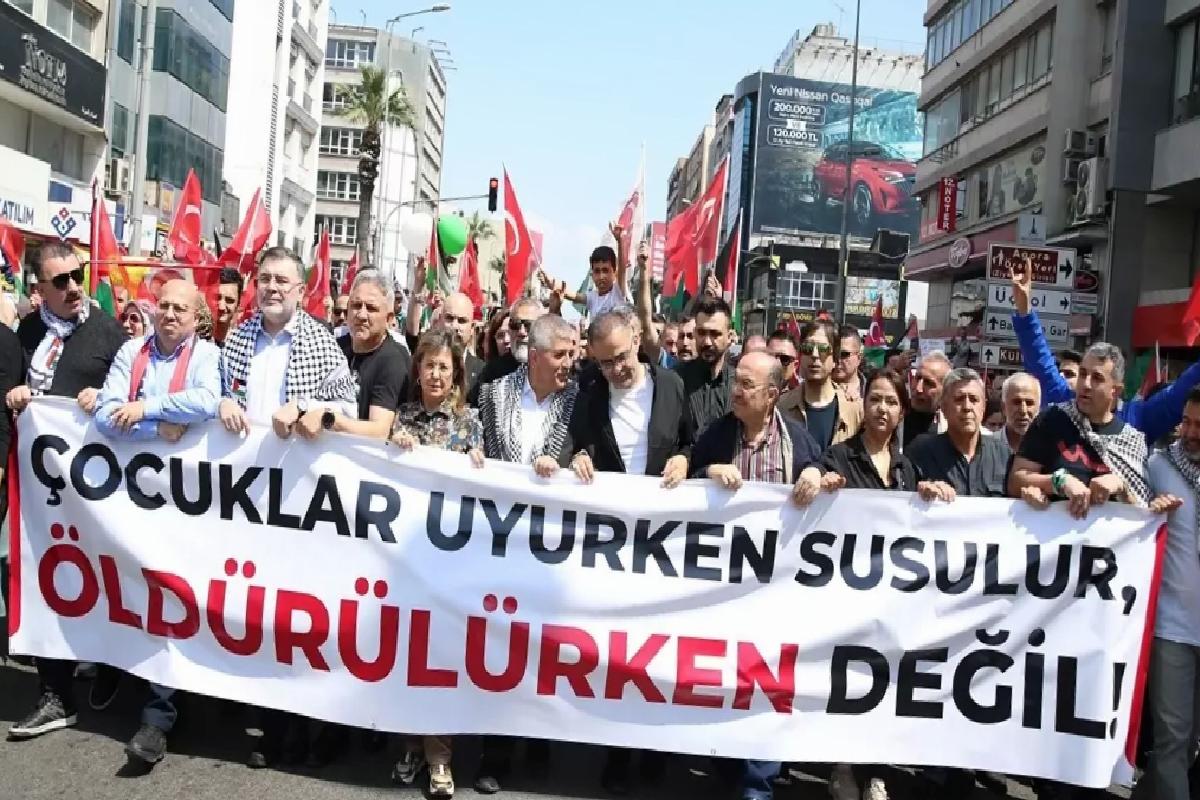 İzmir’de, Filistin’e destek yürüyüşü düzenlendi