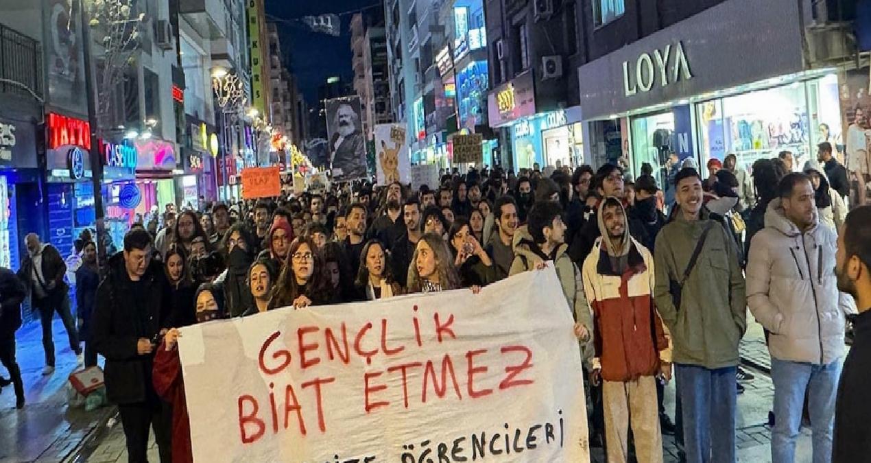 İzmir’de öğrencilerden protesto yürüyüşü: “Bu ülkenin gençliği, biat etmeyecek”