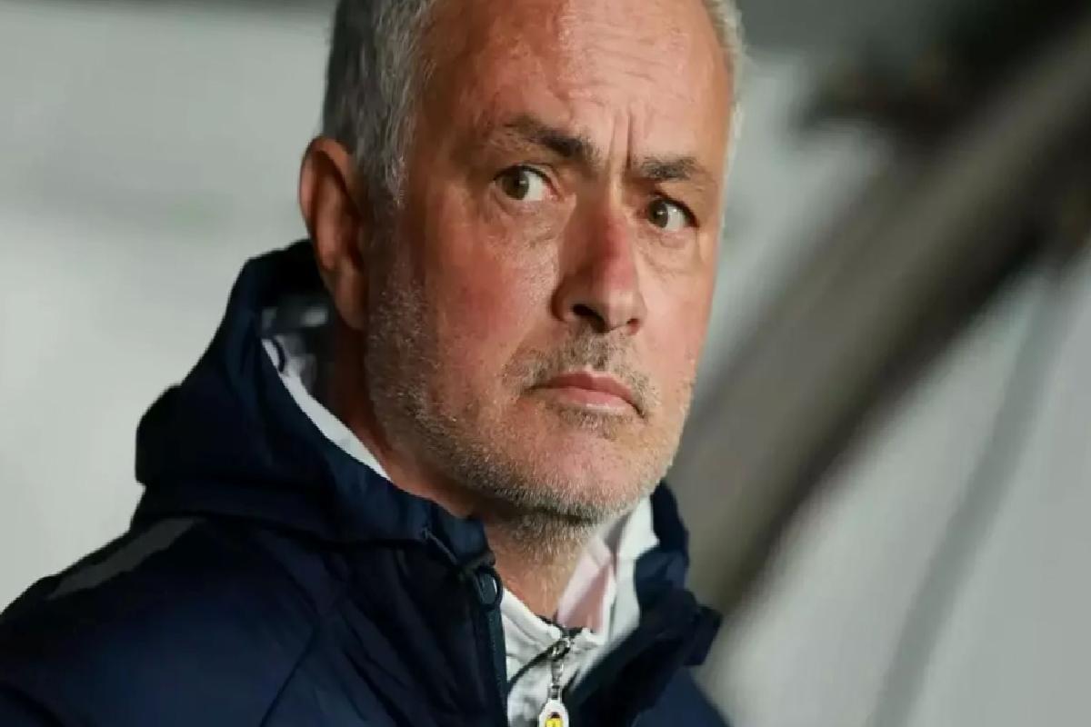 Jose Mourinho Sivasspor maçı biter bitmez telefonu eline aldı
