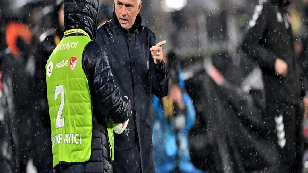 Jose Mourinho, Trabzonspor soyunma odasına giderek özür diledi