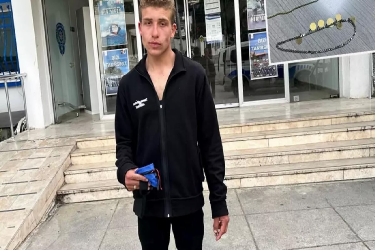 Kağıt toplayıcısı bulduğu ziynet eşyalarını teslim etti, polis restoranda işe yerleştirdi
