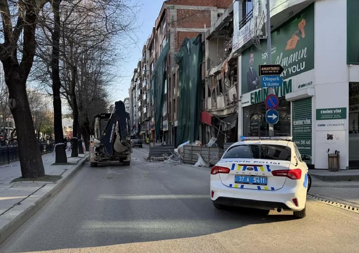 Kastamonu’da Binanın Bir Bölümü Çöktü