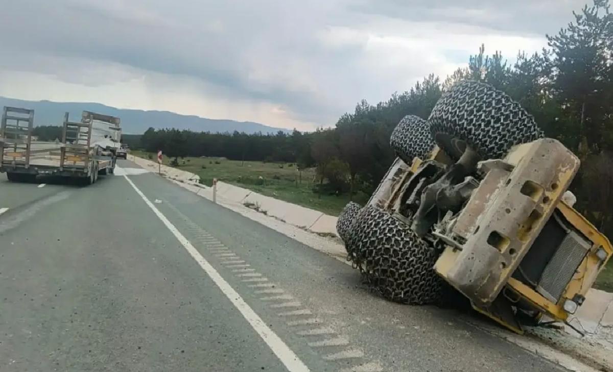 Kastamonu’da İş Makinesi Devrildi