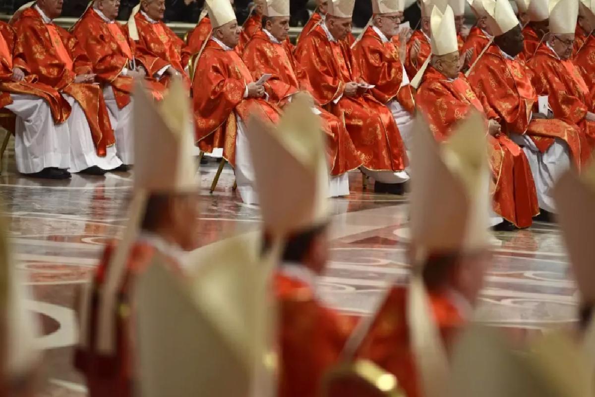 Katolik Dünyasının En Yüksek Makamı: Papalık Nedir?