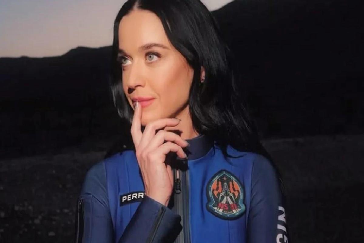 Katy Perry, Blue Origin ile gerçekleşen uzay yolculuğunu tamamladı (Canlı yayın)