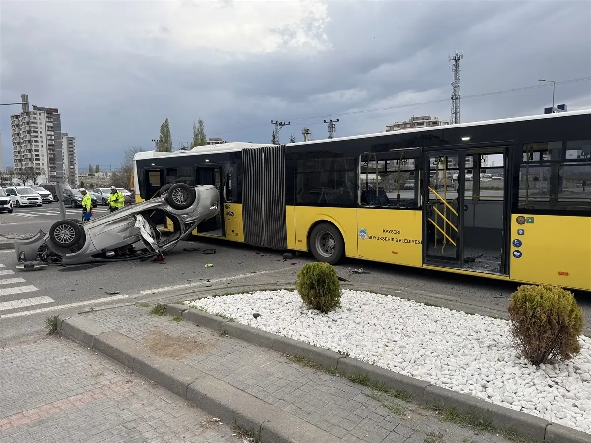 Kayseri’de Otobüs ve Otomobil Çarpıştı
