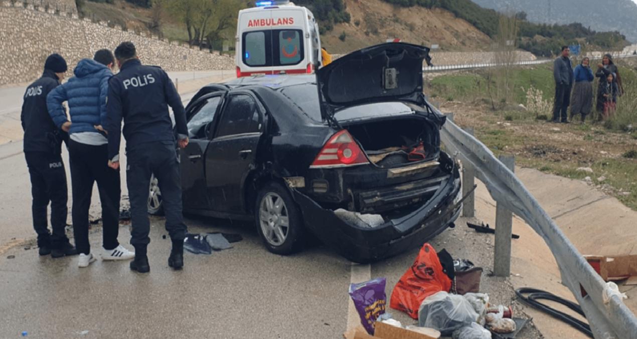 Kaza sonrası yaralı halde çevreye dağılan eşyalarını toplamaya çalıştı