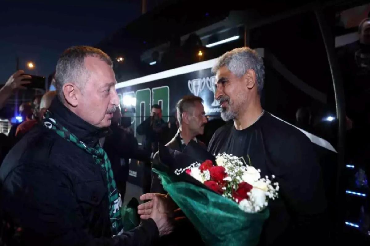 Kocaelispor Süper Lig’e Yükseldi, Taraftarlarıyla Kutladı