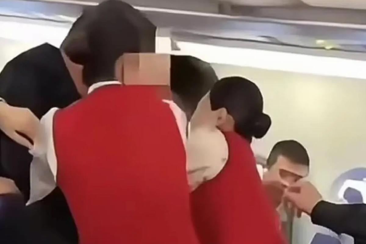 Koku tartışması sonrası yolcu kabin görevlisini ısırdı