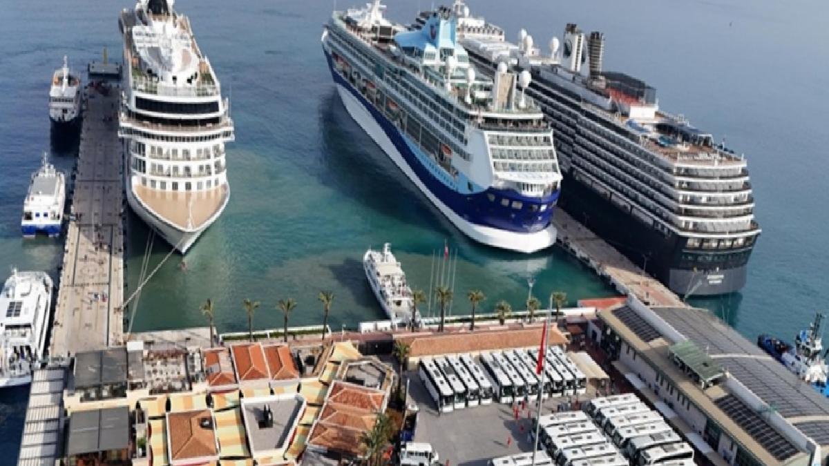 Kuşadası’na aynı anda üç kruvaziyer demirledi