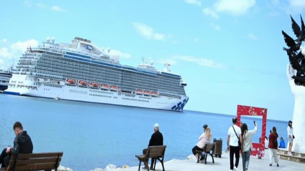 Kuşadası’na sezonun ilk kruvaziyeri, 3 bin 560 turist getirdi