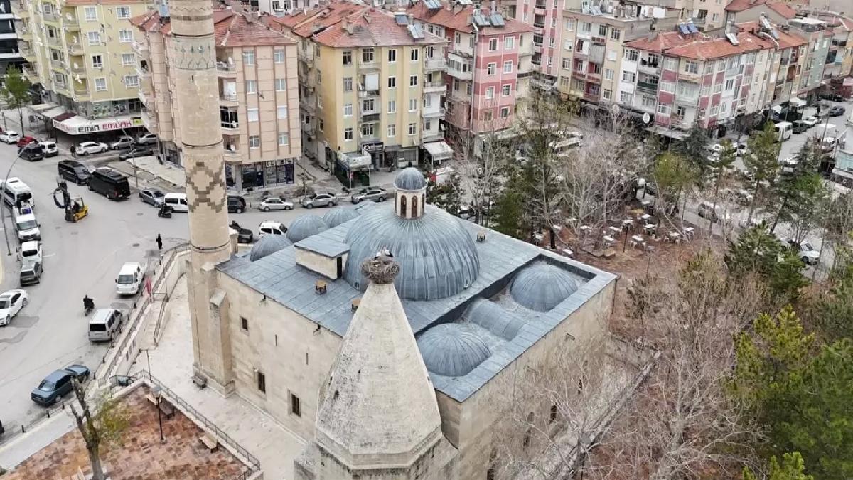 Leylekler, Karamanoğlu İbrahim Bey Türbesi’ne Döndü