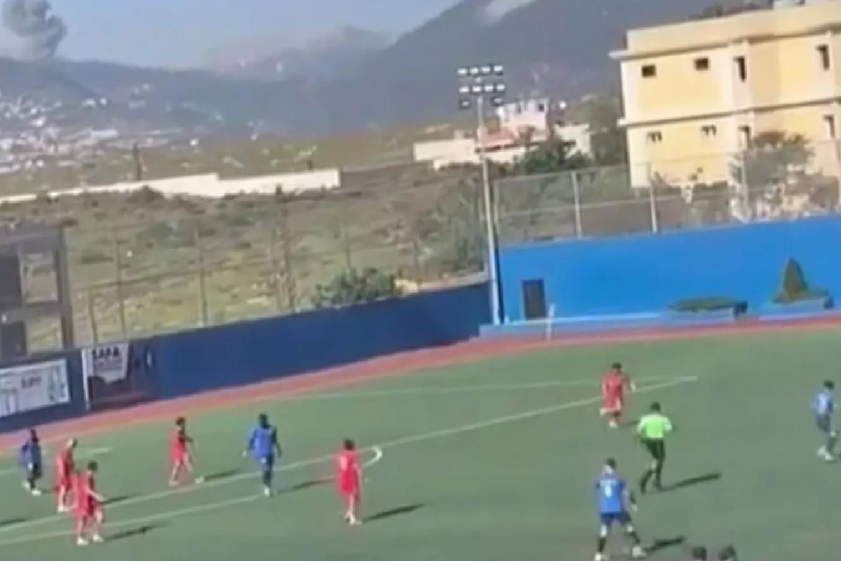 Lübnan’da futbolcular İsrail saldırısına aldırış etmeden maça devam etti