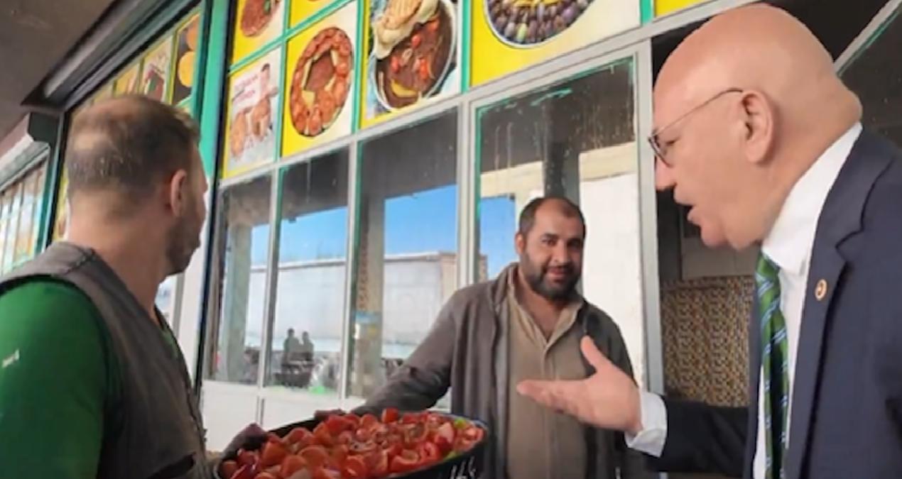 Mahmut Tanal tepsi kebabında et göremeyince sinirlendi: ‘Etsiz tepsi kebabı mı olur?’