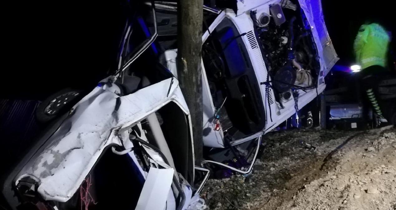 Malatya’da otomobil direğe çarptı: Ölü ve yaralılar var