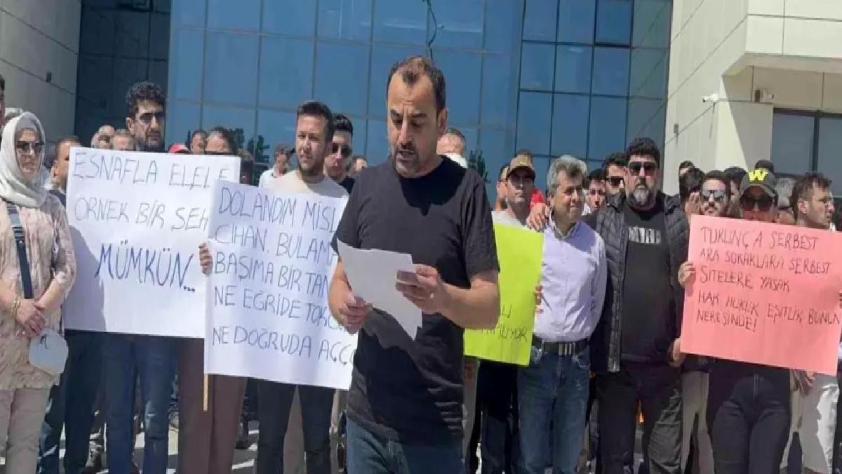 Marmarisli Esnaflar, Dükkan Önlerine Mal Koyma Yasağına Tepki Gösterdi