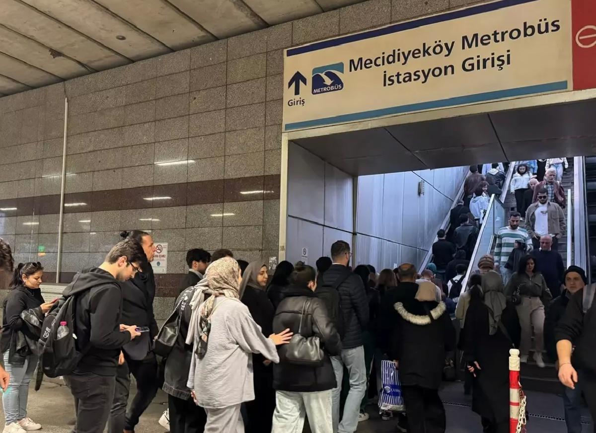 Mecidiyeköy Metrobüs Durağında Yürüyen Merdiven Arızası