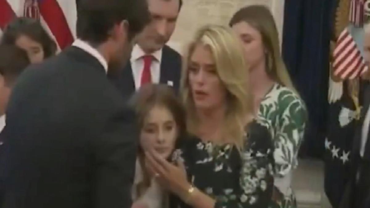 Mehmet Öz’ün torunu Oval Ofis’te bayıldı! Trump basını dışarıya çıkardı