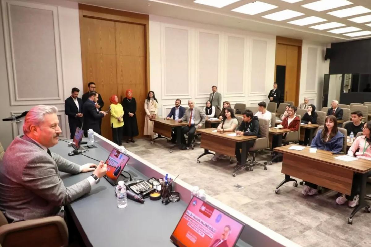 Melikgazi Belediye Başkanı Gençlerle Kariyer Söyleşisi Gerçekleştirdi