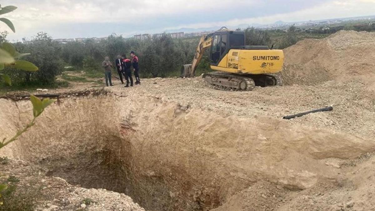 Mersin’de define için araziyi iş makinesiyle kazarken yakalandılar