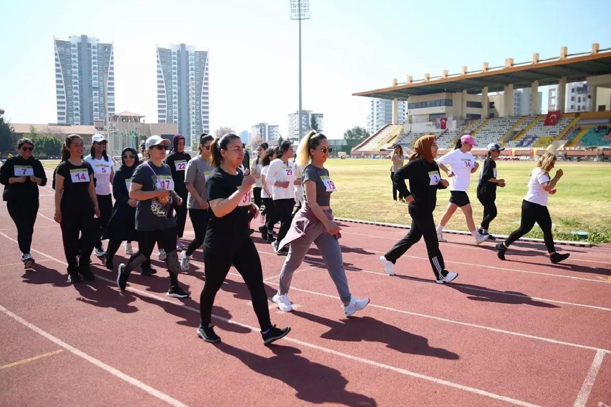 Mersin’de Posta Dağıtıcıları Yürüyüş Yarışmasında Yarıştı