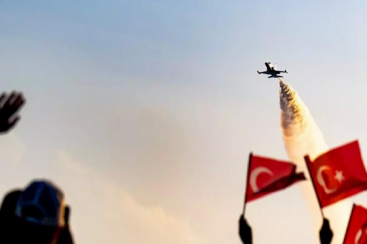 Mersin’de Türk Yıldızları’nın Gösterisi