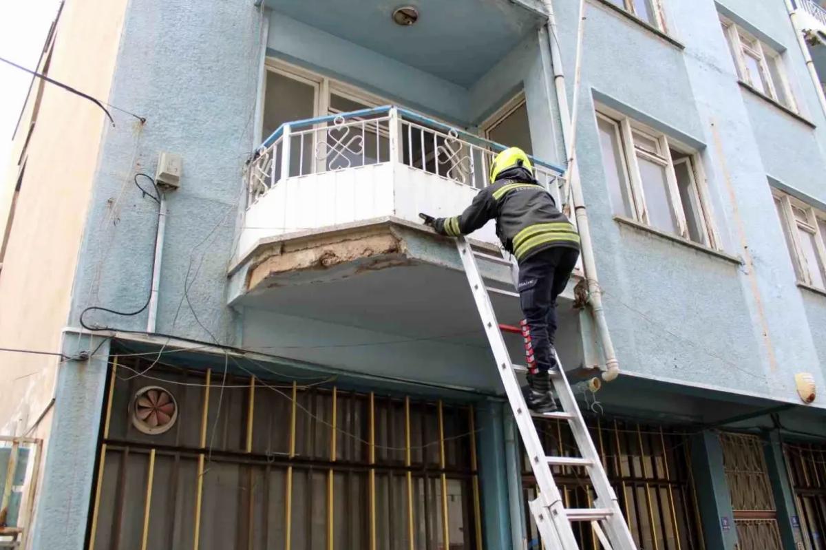 Metruk Binada Mahsur Kalan Kediler Kurtarıldı