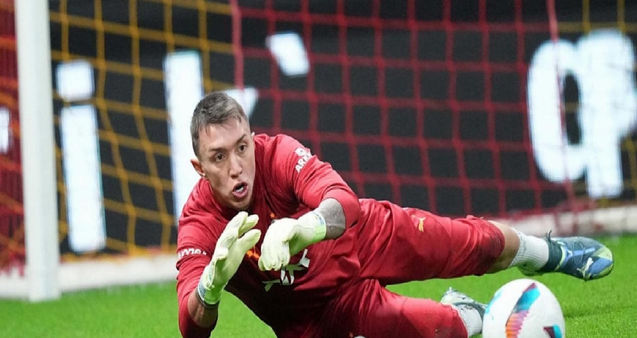Muslera, ilk kez bir derbide yedek