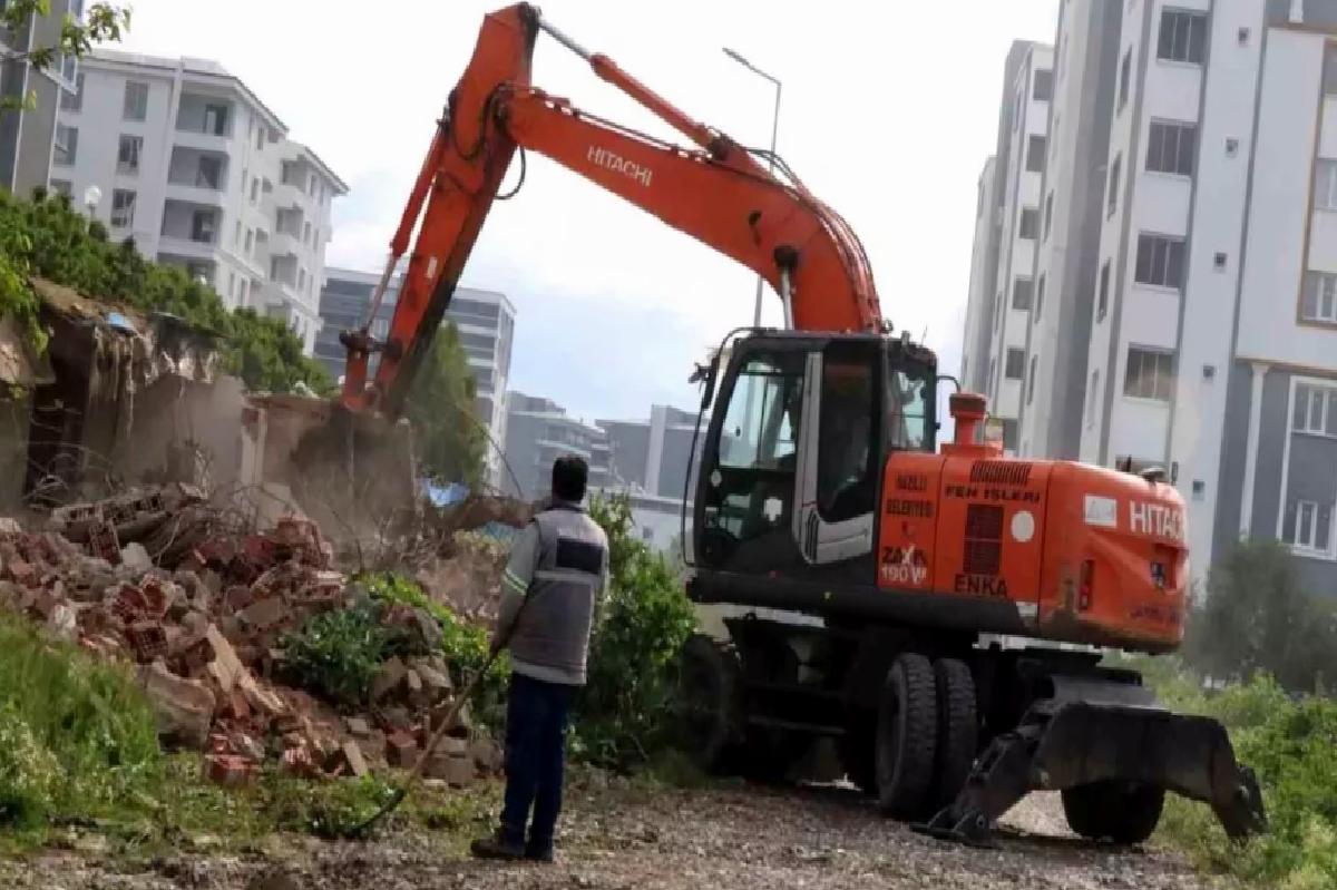 Nazilli Belediyesi Metruk Bina Yıkım Çalışmalarına Devam Ediyor
